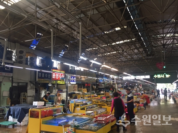 28년 전 건축돼 노후화된 현 농수산물도매시장 수산동 건물에서 영업하고 있는 장면.(사진=수원시)
