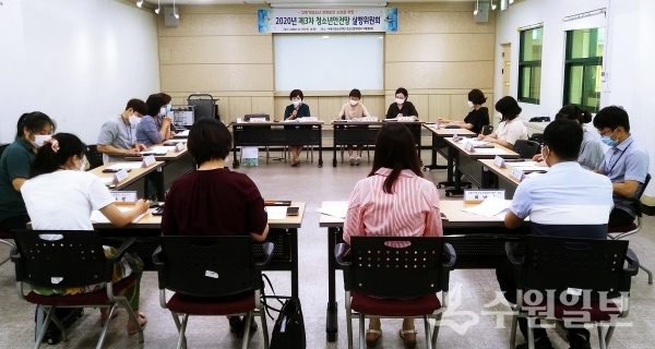 ‘수원시 청소년안전망 실행위원회’ 위원, 통합사례관리사 등 관계자들이 위기 청소년 통합 관리·지원 안건을 심의하고 있다.(사진=수원시)