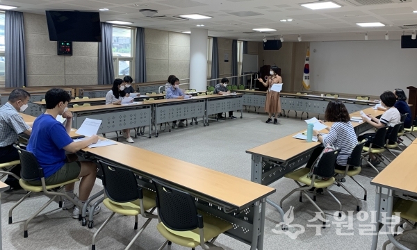 경로복지도우미 교육이 진행 중이다.(사진=팔달구)