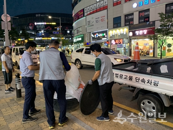 평택시 관계자들이 불법광고물을 철거하고 있다.(사진=평택시)