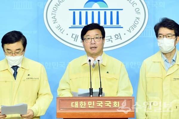 염태영 민주당 최고위원 후보(가운데)가 24일 오전 국회 소통관에서 출마선언을 하고 있다.(사진=염태영 후보 선거 캠프)