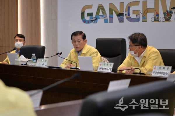 유천호 강화군수가 24일 회의를 주재하고 있다.(사진=강화군)