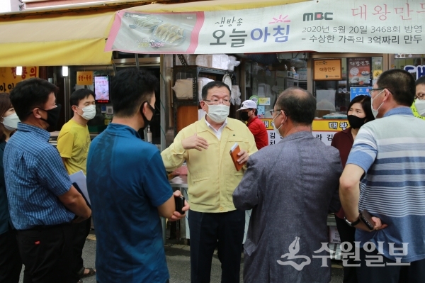 이범선 장안구청장이 정자시장을 둘러보고 있다.(사진=장안구)