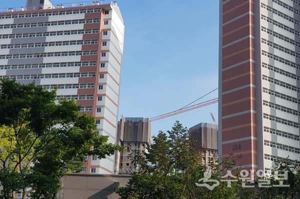 봉담2지구 LH아파트 뒤로 중흥토건이 건설하는 아파트가 보이고 있다.(사진=수원일보)