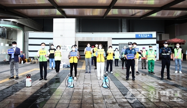 캠페인 참가자들이 수원역에서 코로나19 예방 캠페인을 벌이고 있다.(사진=수원시)