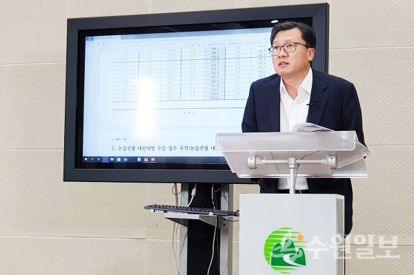 종로학원 임성호 대표이사가 의왕시 온라인 대입 수시 설명회에서 입시 전력을 설명하고 있다.(사진=의왕시)