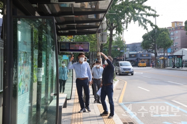 길영배 권선구청장(왼쪽)이 세류3동 버스정류소를 확인하고 있다.(사진=권선구)