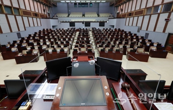 경기도의회는 본회의장 내 1개 열 3개 좌석 중 가운데 자리를 비워둔 ‘의석 거리두기’를 실시한다.  감염병 전파를 원천 차단하기 위해 좌석마다 비말차단용 칸막이를 설치했다.(사진=경기도의회)