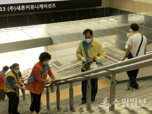 정장선 평택시장이 방역 작업에 참여하고 있다.(사진=평택시)