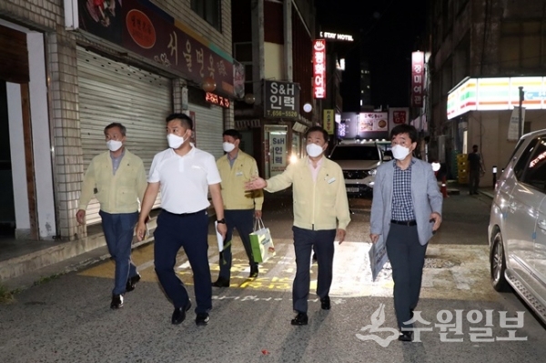 정장선 평택시장(오른쪽에서 두번째)이 환경국 직원들과 평택역 주변 상가에 대한 현장점검을 하고 있다.(사진=평택시)