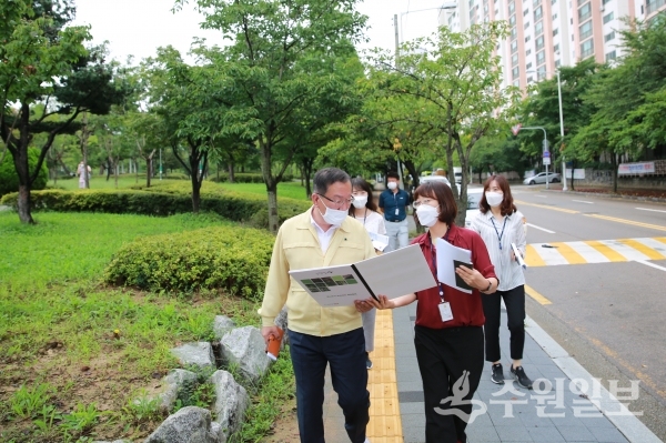 이범선 장안구청장(왼쪽)이 2일 현장을 둘러보고 있다.(사진=장안구)