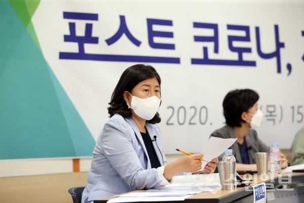 조미옥 수원시의원이 휴먼복지포럼에서 발언하고 있다.(사진=수원시의회)