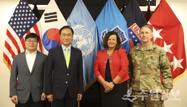 정장선 평택시장(왼쪽 두번째)와 에이브람스 주한미군 사령관(맨 오른쪽).(사진=평택시)