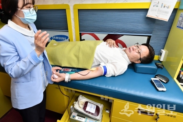 염태영 수원시장이 지난 2월 헌혈을 하고 있다.(사진=수원시)