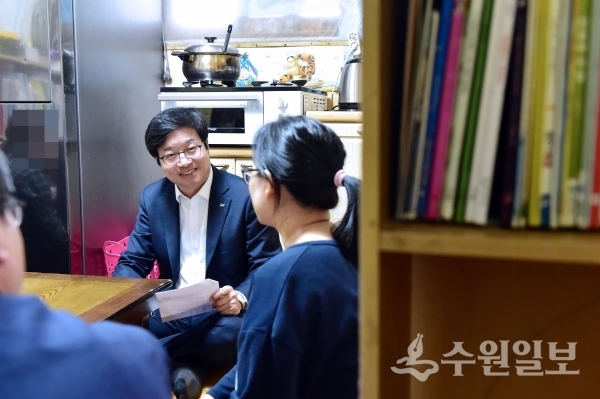 염태영 수원시장이 2018년 4월, 7자녀 가정을 방문해 이야기를 나누고 있다.(사진=수원시)