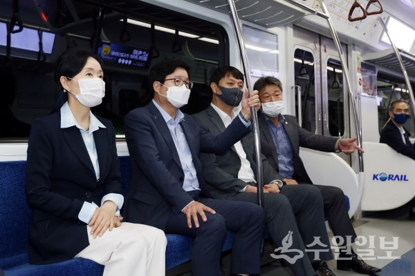 조석환 수원시의장과 염태영 수원시장 등이 수인선을 시승하고 있다.(사진=수원시의회)