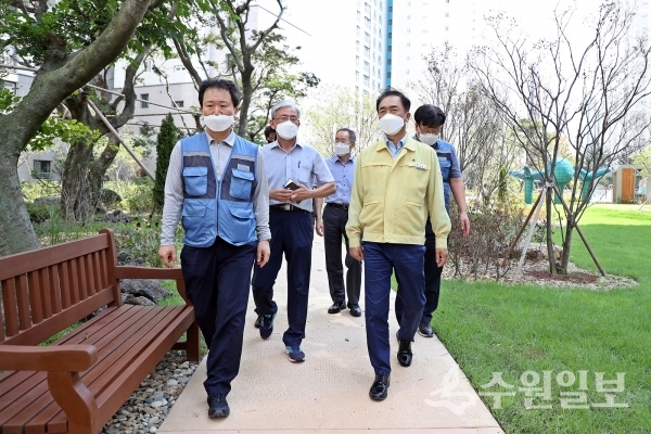 정장선 평택시장(오른쪽)이 세교동 D아파트 조경을 둘러보고 있다.(사진=평택시)