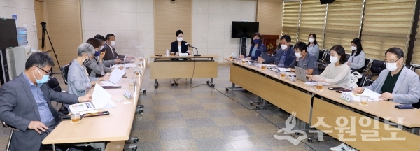 ‘수원시 공원의 효율적 운영관리방안 연구회가 중간보고회를 진행하고 있다.(사진=수원시의회)