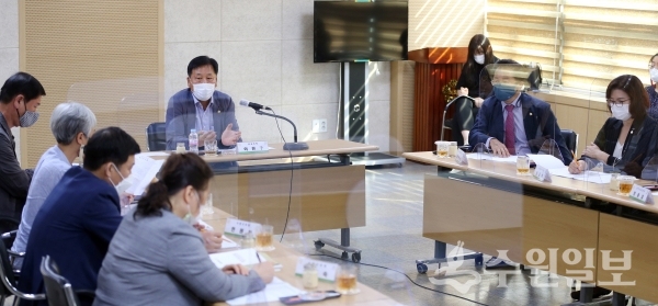 ‘수원시 화성행궁 콘텐츠 개발 연구회’ 중간보고회가 진행되고 있다.(사진=수원시의회)