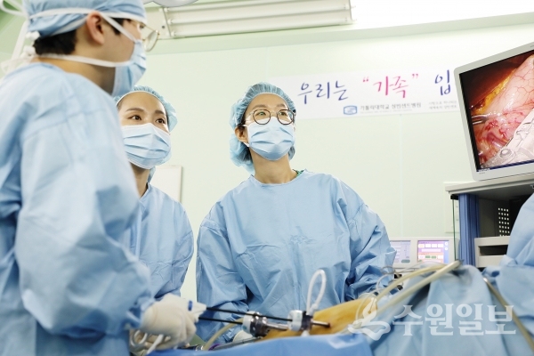 성빈센트병원 비만대사수술센터 전경화 교수의 비만대사수술 모습.(사진=성빈센트병원)