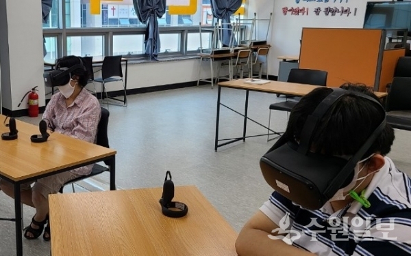 VR 체험 중인 드림온학교 학생들.(사진=드림온학교)