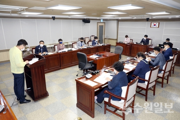 기획경제위원회 조례안 심사 장면.(사진=수원시의회)