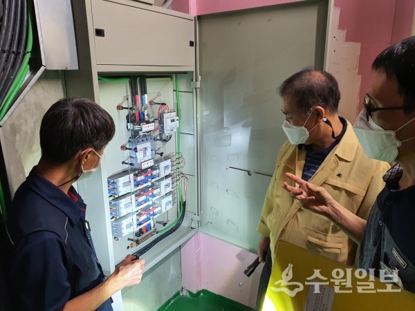 평택시 관계자가 전기시설을 확인하고 있다.(사진=평택시)