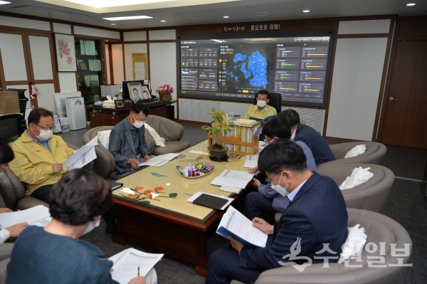 유천호 강화군수(가운데)가 주요업무보고회를 주재하고 있다.(사진=강화군)