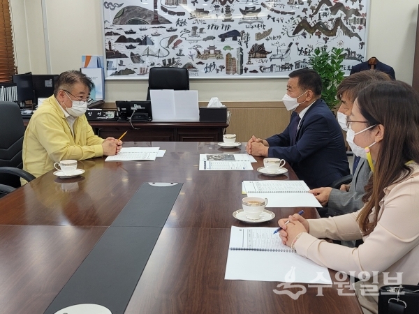 신득상 강화군의회 의장(오른쪽 첫번째)가 박인서 인천시 균형발전정무부시장(왼쪽)과 이야기를 나누고 있다.(사진=강화군)