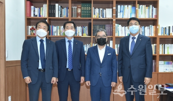 이재정 경기도교육감(오른쪽 두번째)이 백정한 경기교총 회장(왼쪽 두번째) 등과 상견례를 위해 자리했다.(사진=경기도교육청)