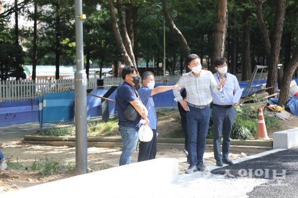 길영배 권선구청장(오른쪽 두번째)이 현장을 둘러보고 있다.(사진=권선구)