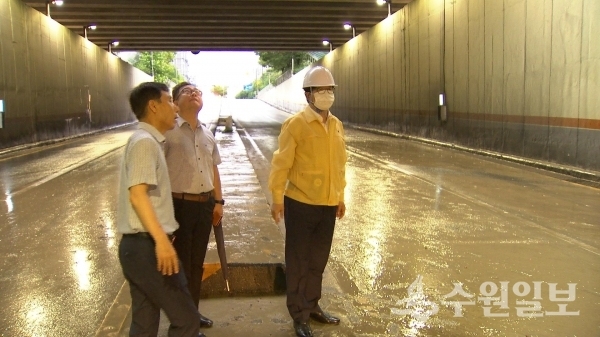 염태영 수원시장이 지난 8월 3일 침수된 화산지하차도를 살피고 있다.(사진=수원시)