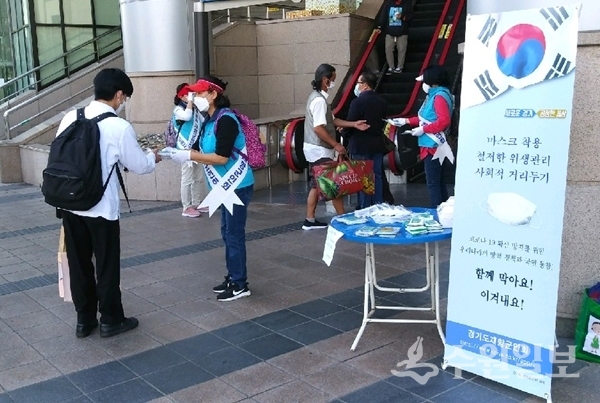 수원시재향군인회 관계자들이 시민들에게 마스크를 나눠주고 있다.(사진=수원시재향군인회)