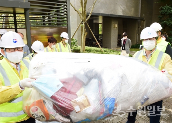 염태영 시장(오른쪽)과 조명래 환경부 장관이 4일 영통구 한 아파트단지에서 재활용품 수거를 돕고 있다.(사진=수원시)