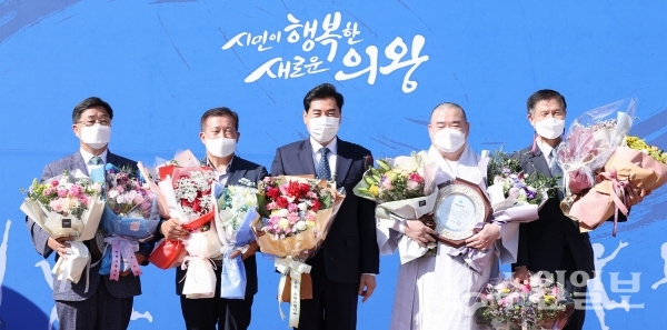 김상돈 의왕시장(가운데)이 의왕시민대상 수상자들과 기념사진을 찍고 있다.(사진=의왕시)