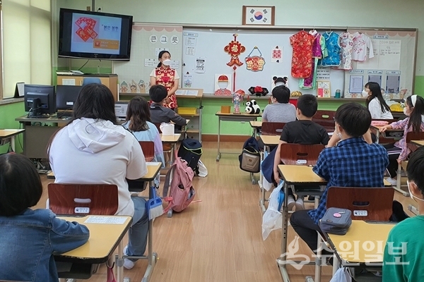 지난 7월 효원초등학교에서 진행된 ‘2020 찾아가는 문화다양성 이해교육’.(사진=수원시)