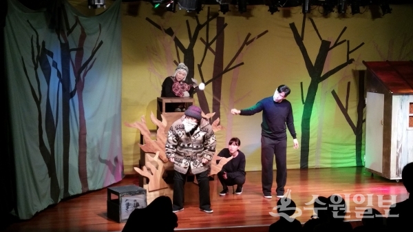 '늑대야, 친구하자' 공연 장면.(사진=수원문화재단)