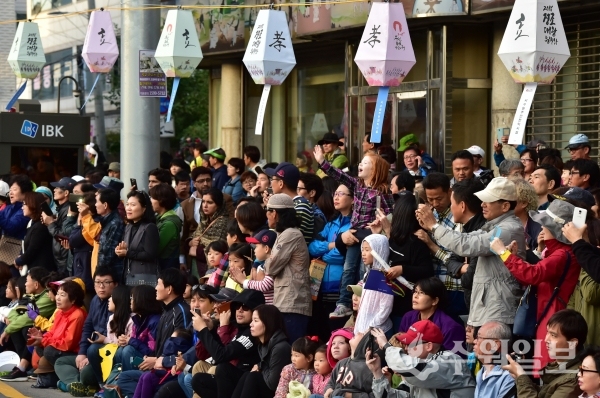 2016년 시민과 외국인들이 어우러져 수원화성문화제를 즐기고 있다.(사진=수원시)