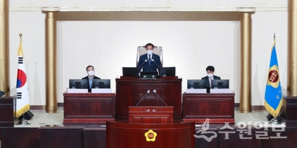 장현국 경기도의회 의장(가운데)이 13일 ‘제347회 임시회’ 1차 본회의에서 개회사를 하고 있다.(사진=경기도의회)