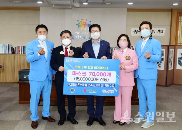 염태영 수원시장(오른쪽 3번째), 김의겸 국제라이온스클럽 354-B지구 총재(왼쪽 2번째), 백영희 354-B지구 1지역 부총재(오른쪽 2번째)를 비롯한 관계자들이 전달식 후 기념촬영을 하고 있다.(사진=수원시)