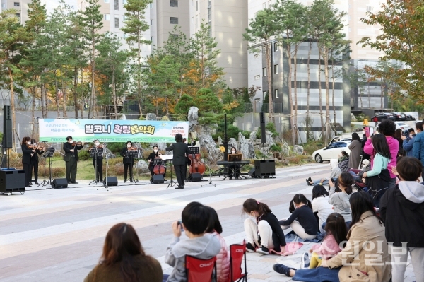 아파트 주민들이 의왕시가 마련한 발코니 힐링음악회를 즐기고 있다.(사진=의왕시)