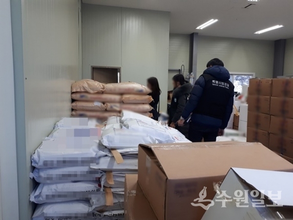 경기도 특별사법경찰단이  의약품 판매업체를 대상으로 단속을 벌이고 있다.(사진=경기도)