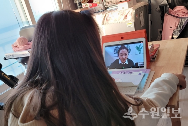 한 드림스타트 아동이 영어 교육 영상을 시청하고 있다.(사진=수원시)