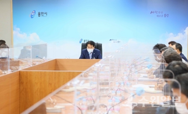 백군기 용인시장이 시정전략회의를 이끌고 있는 모습.(사진=용인시)