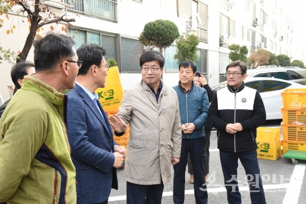 염태영 수원시장이 다둥이가족의 휴먼주택 입주 현장을 방문했다.(사진=수원시)