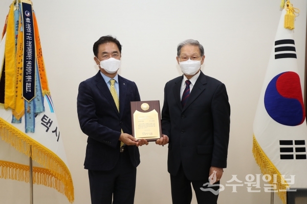 정장선 평택시장(왼쪽)이 박우서 한국공공자치연구원장으로부터 대상을 건네받고 있다.(사진=평택시)
