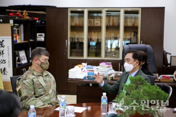 정장선 평택시장(오른쪽)이 벌러슨 미8군 사령관과 이야기를 나누고 있다.(사진=평택시)
