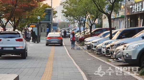 망포역 공공공지에 주차한 차량들.(사진=수원시)