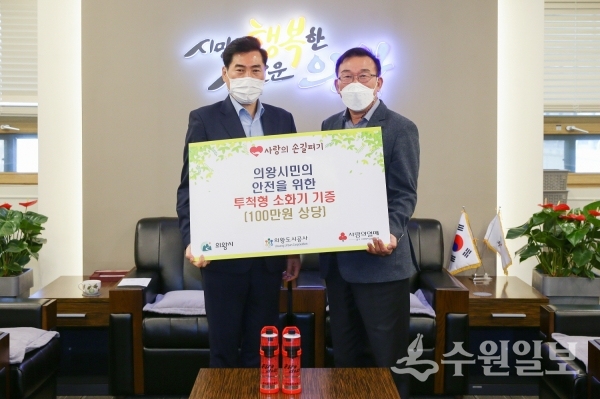 기증식에 참석한 김상돈 의왕시장(왼쪽)과 오복환 의왕도시공사 사장.(사진=의왕시)
