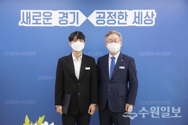 전종훈(왼쪽) 주무관이 이재명 경기도지사와 기념촬영을 하고 있다.(사진=경기도)